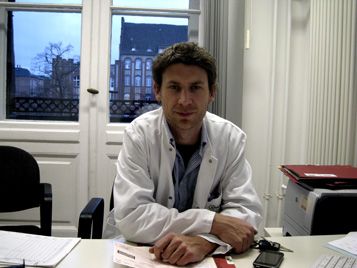 Der Mediziner Lars Neeb betreut zusammen mit Kollegen in einer Berliner Spezial-Ambulanz Patienten mit chronischen Kopfschmerzen. © Susanne Donner