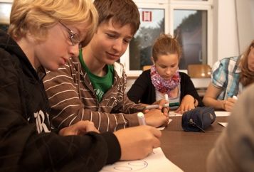 Die neuronalen Netzwerke, die an moralischen Entscheidungen beteiligt sind, entwickeln sich erst nach und nach im Laufe der Adoleszenz. Entsprechend wächst auch das moralische Bewusstsein vermutlich auch nach dem Teenageralter. © Woodapple, Fotolia.com