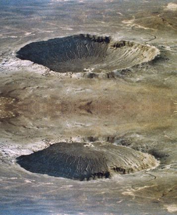 Dieses Bild zeigt einen Meteor-Krater in Arizona. Dass es sich um eine Mulde und nicht um einen Hügel handelt, schließen wir aus dem von oben einfallenden Licht. Dreht man das Bild um, wird die Zuordnung etwas schwieriger. © Lunar and Planetary Institute