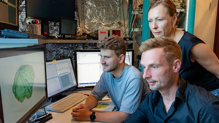 Dr. Eric Drebitz (Mitte) und sein Team beim Sichten von Forschungsergebnissen