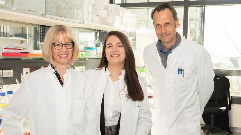 (v.l.) Prof. Sandra Blaess, Norisa Meli und Prof. Albert Becker - haben in ihrer Studie neue Erkenntnisse zur Rolle des Dopamin-Systems bei fokaler kortikaler Dysplasie (FCD) Typ 2 gewonnen