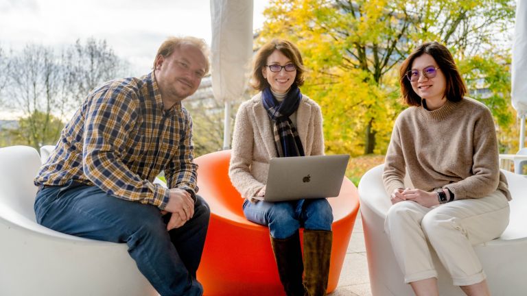 Verian Bader, Konstanze Winklhofer und Zhixiao Wu (von links) haben an der Studie gemeinsam gearbeitet.