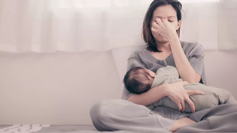Sind Mütter zwei Monate nach der Geburt depressiv verstimmt, können ihre Kinder im Alter von sechs Monaten im Schnitt weniger gut Sprachlaute verarbeiten.