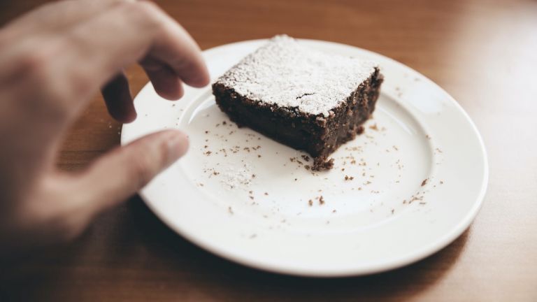 Vorsicht Versuchung: Wenn wir den Kuchen vor den Augen haben, greifen wir sehr wahrscheinlich zu. Wir können uns aber selbst zu gesünderer Ernährung verhelfen, wenn wir Süßes wegpacken und lieber gesundes Obst offen aufstellen. Wissenschaftler empfehlen dieses Prinzip des "Self-Nudging".